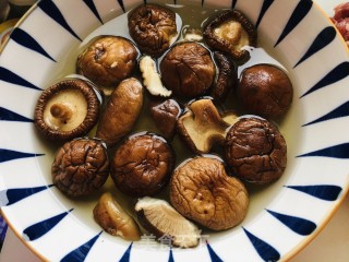 喷鼻菇牛肉酱拌里的做法步调：1