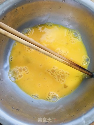 喷鼻葱煎蛋的做法步调：2