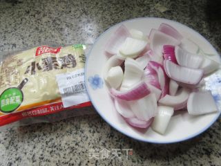 洋葱烧小素鸡的做法步调：1
