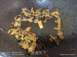 葱爆酸菜鱼的做法步调：2