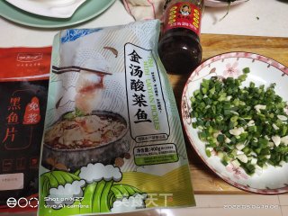 葱爆酸菜鱼的做法步调：1