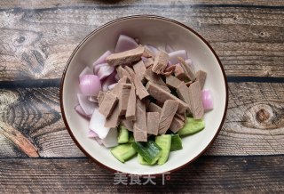 洋葱荷兰黄瓜拌驴肉的做法步调：5