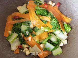 胡萝卜炒小利剑菜的做法步调：7