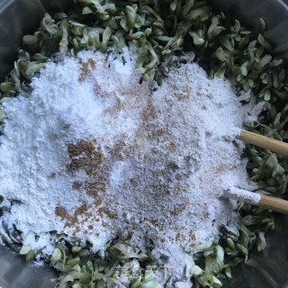 槐花荞麦麦饭的做法步调：3