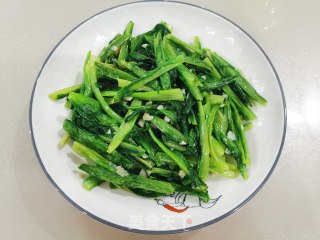快脚蒜蓉油麦菜的做法步调：6