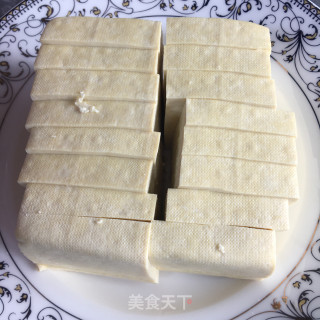 油渣酸酸烧豆腐的做法步调：1