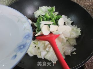 乌木耳纯炒包心菜的做法步调：4