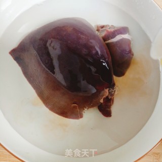 滑老猪肝汤的做法步调：1