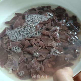 滑老猪肝汤的做法步调：4
