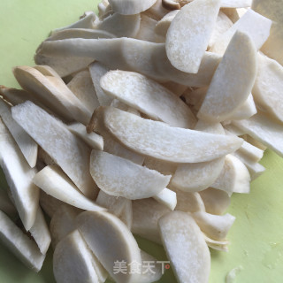 五花肉炒喷鼻干杏鲍菇的做法步调：1
