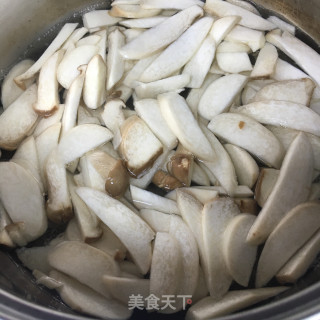 五花肉炒喷鼻干杏鲍菇的做法步调：4