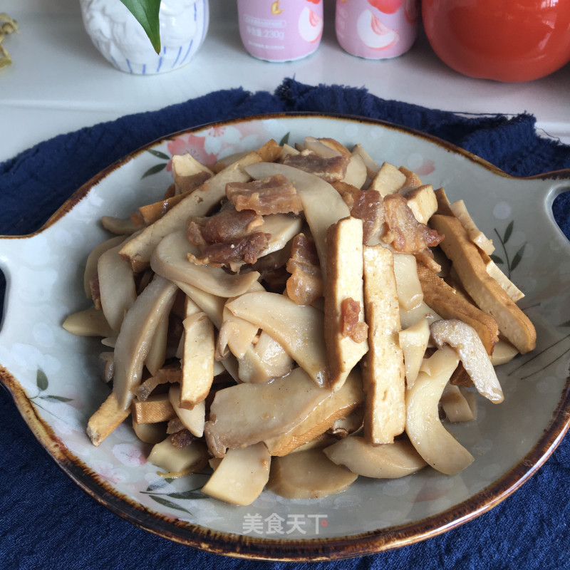 五花肉炒喷鼻干杏鲍菇的做法