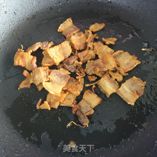 五花肉炒喷鼻干杏鲍菇的做法步调：3