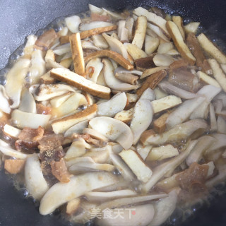 五花肉炒喷鼻干杏鲍菇的做法步调：6