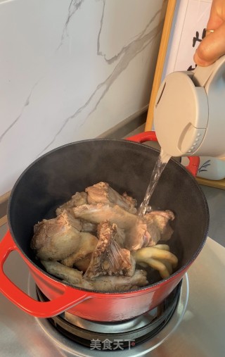 四物番鸭汤的做法步调：4