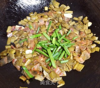 腊肉炒酸芋苗的做法步调：8