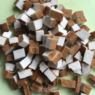 肉丁喷鼻干炒毛豆的做法步调：4