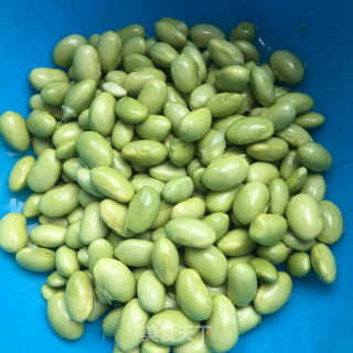 肉丁喷鼻干炒毛豆的做法步调：1