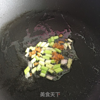 肉丁喷鼻干炒毛豆的做法步调：5