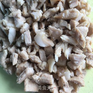 肉丁喷鼻干炒毛豆的做法步调：2