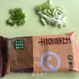 肉丁喷鼻干炒毛豆的做法步调：3
