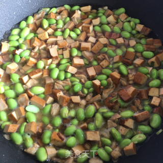 肉丁喷鼻干炒毛豆的做法步调：9