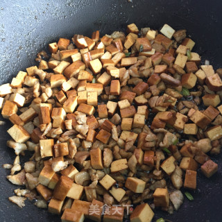 肉丁喷鼻干炒毛豆的做法步调：7
