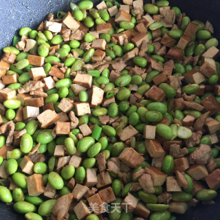 肉丁喷鼻干炒毛豆的做法步调：10
