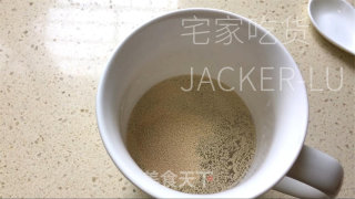 家常韭菜盒子，中壳又坚又喷鼻，内乱馅陈美妙吃。的做法步调：1