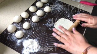 家常韭菜盒子，中壳又坚又喷鼻，内乱馅陈美妙吃。的做法步调：13