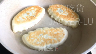 家常韭菜盒子，中壳又坚又喷鼻，内乱馅陈美妙吃。的做法步调：16
