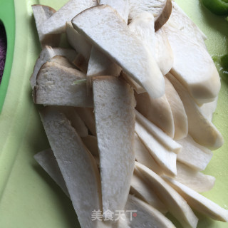 五花肉炒青椒的做法步调：1
