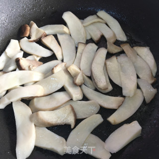 五花肉炒青椒的做法步调：5