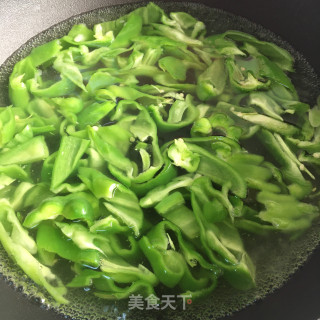 五花肉炒青椒的做法步调：4