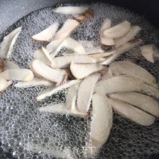 五花肉炒青椒的做法步调：3
