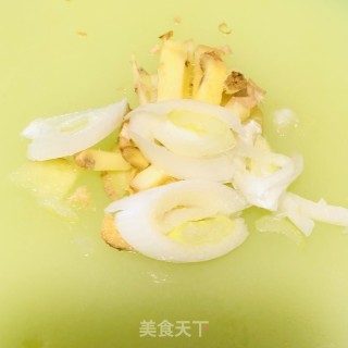 辣利剑菜炒五花肉的做法步调：2
