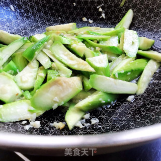 核桃油炒丝瓜的做法步调：7