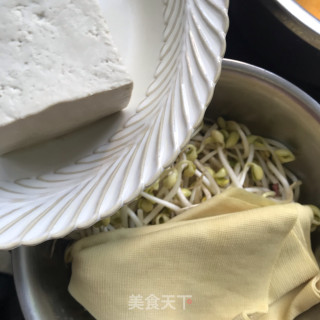 肥牛鱼豆腐喷鼻辣锅的做法步调：1