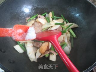 蒜薹肉片炒茭利剑的做法步调：10