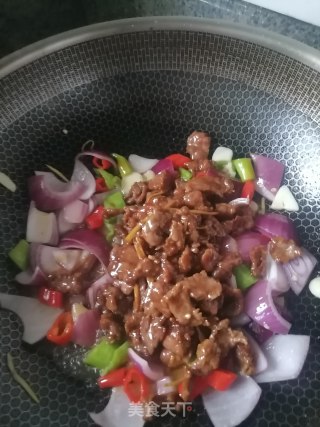 洋葱炒牛肉的做法步调：12