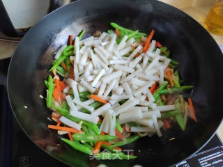 咸肉四时豆炒年糕的做法步调：7