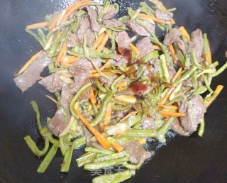 牛肉炒贡菜的做法步调：9