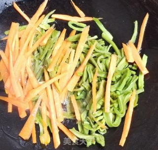 牛肉炒贡菜的做法步调：6