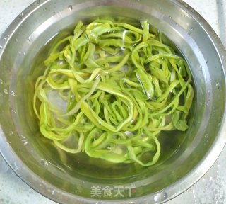牛肉炒贡菜的做法步调：2