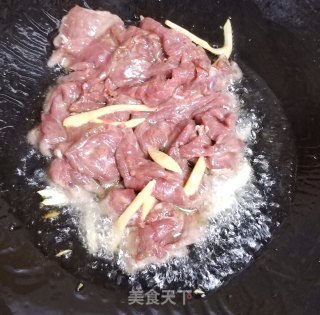 牛肉炒贡菜的做法步调：4