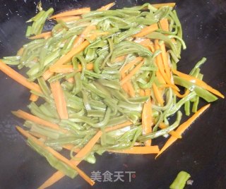 牛肉炒贡菜的做法步调：7