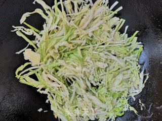 尖椒炒圆利剑菜丝的做法步调：4