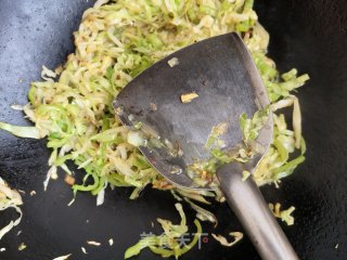 尖椒炒圆利剑菜丝的做法步调：9