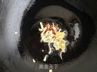 尖椒炒圆利剑菜丝的做法步调：3