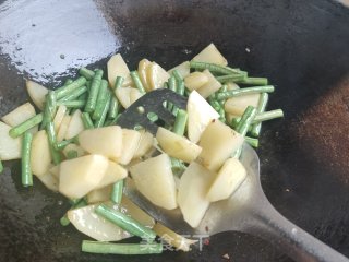 豆角土豆烩排骨的做法步调：6